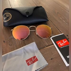 Authentic Ray-Ban
Rose gold round flash lenses, Matte gold frames